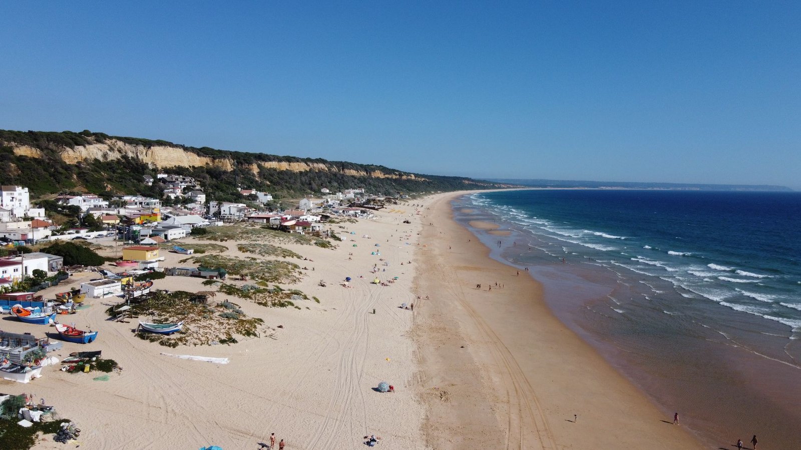 Vista Aérea de Praia e Vila Costeira